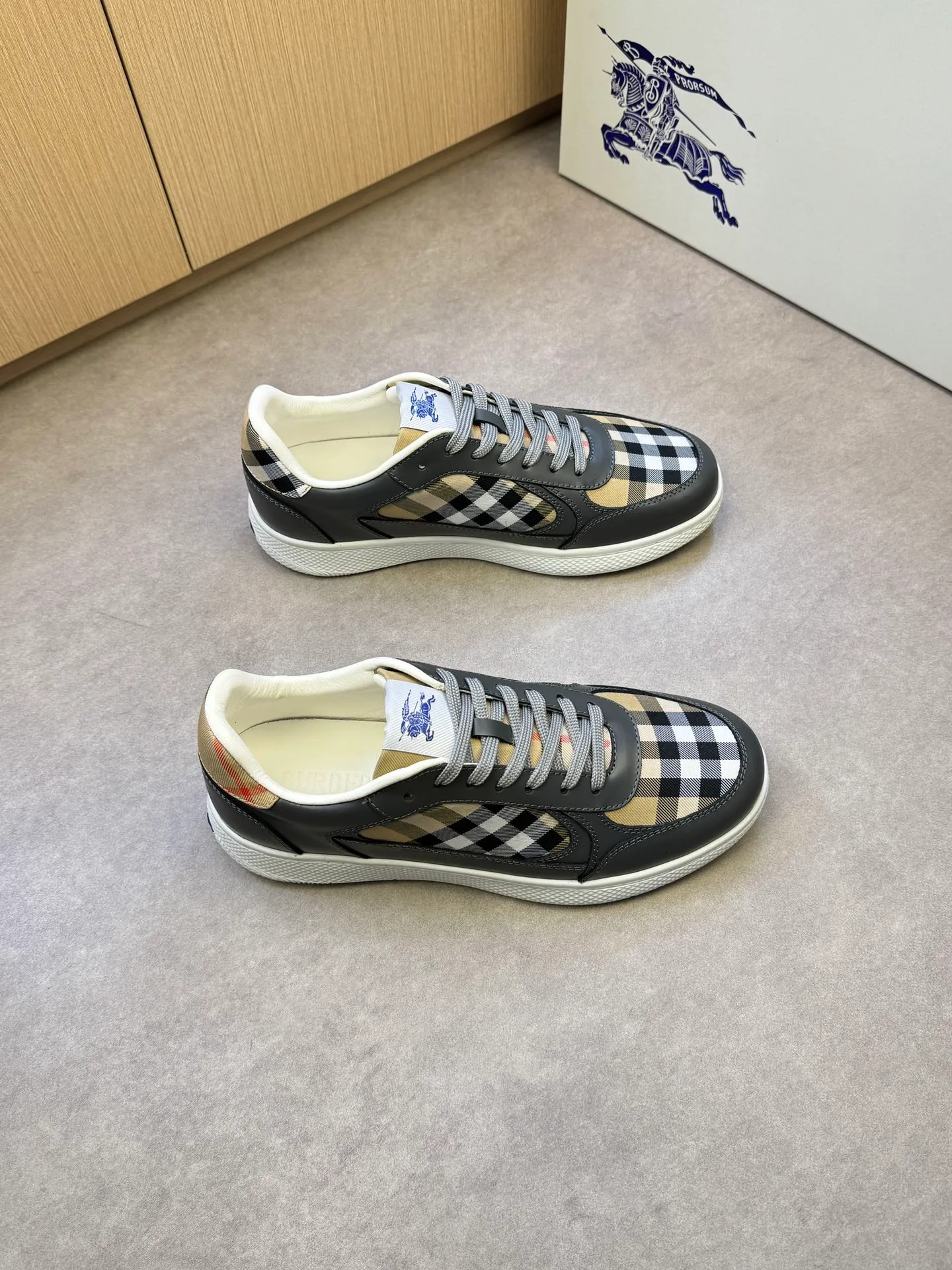 P400 [BURBERRY] Burberry casual sports sneakers - Upper: imported 🔝 open edge beaded calfskin, brand totem cloth, tongue brand cloth label - Inner: water-dyed cowhide - Outsole: ultra-light TPR rubber; two-color molded outsole - Super high quality control·Fine workmanship: highlighted (high-end, extravagance, grade) -Size: 38-44 (Male 45, can be customized)·BBR0372
